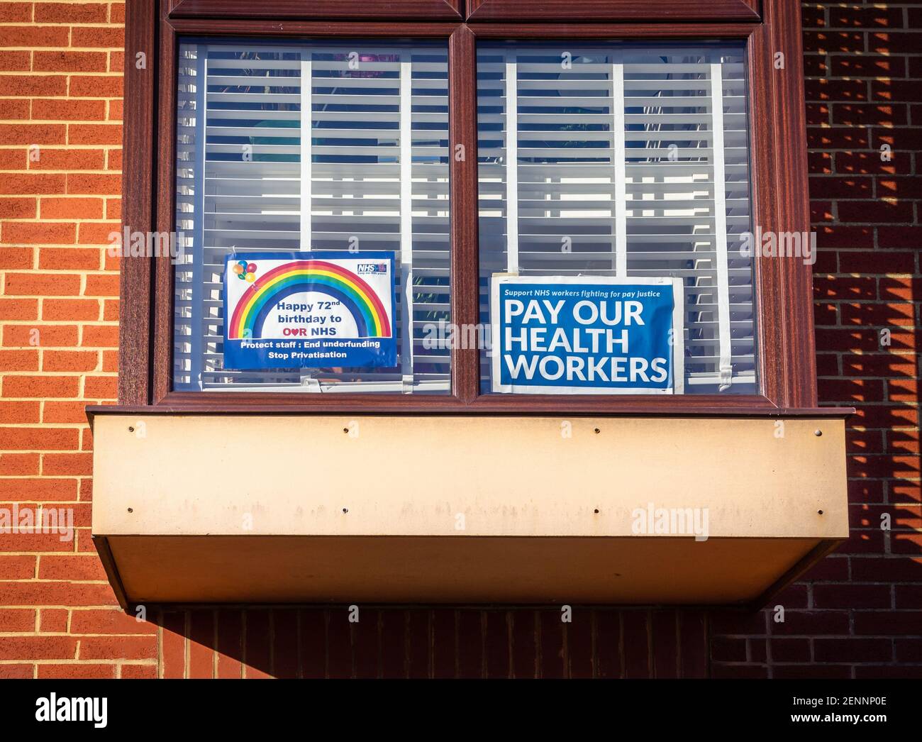Blue 'Pay Our Health Workers' signe en faveur de l'augmentation de salaire des travailleurs de la santé du NHS en raison de la pandémie de COVID 19, Angleterre, Royaume-Uni Banque D'Images