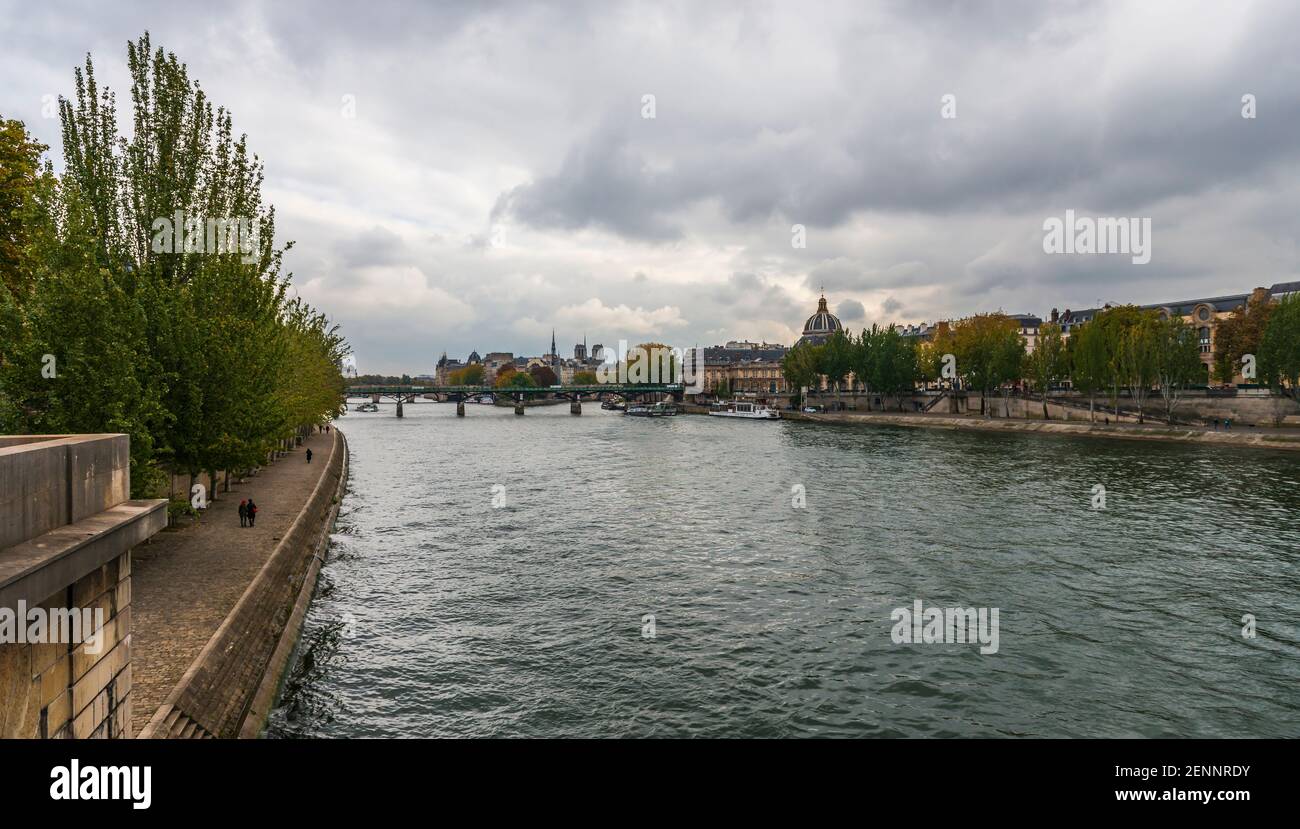 Les rives de la Seine en automne à Paris, France Banque D'Images