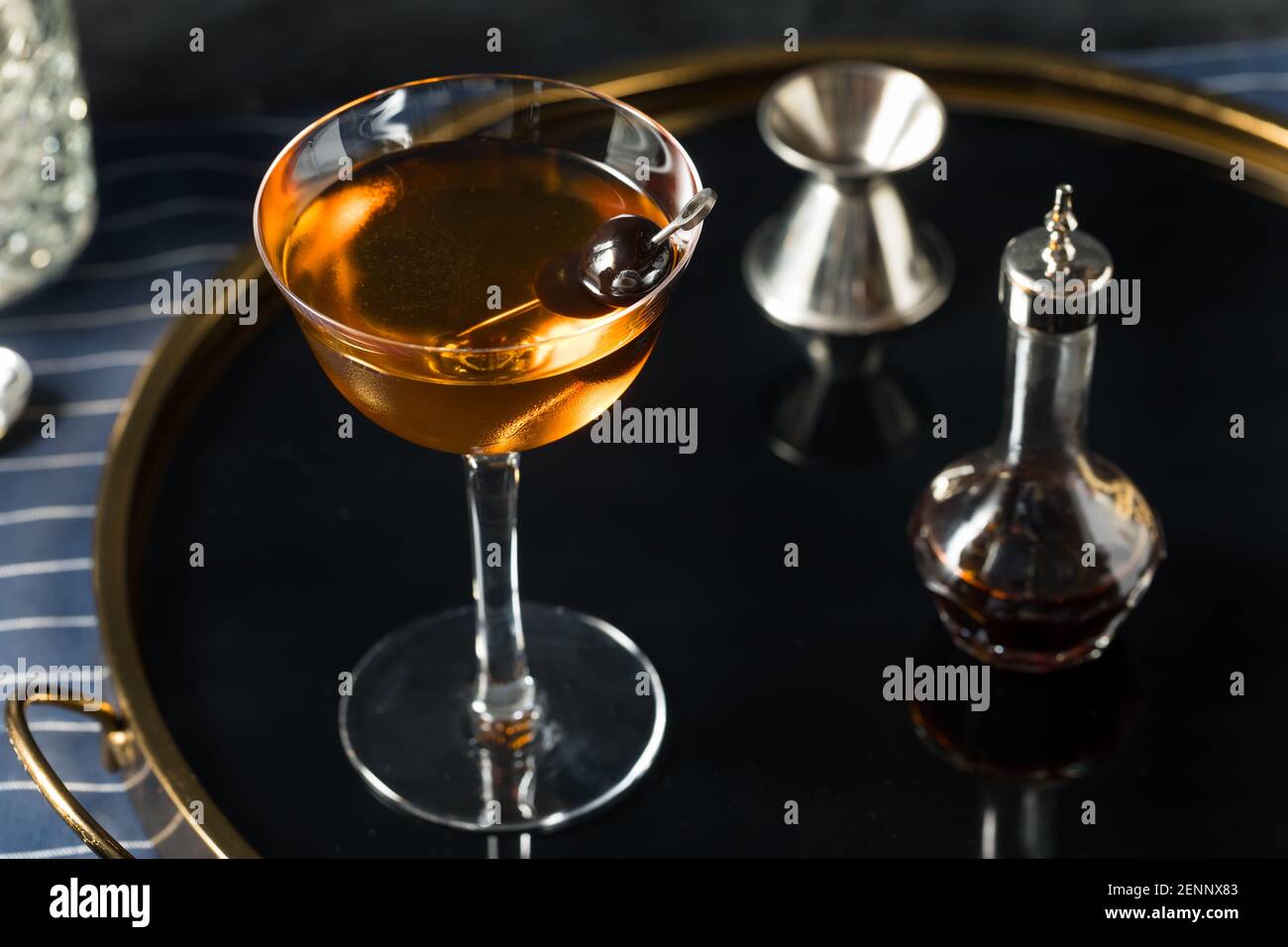 Un cocktail de Kiss aux veuves avec une cerise rafraîchissant au Calvados Banque D'Images