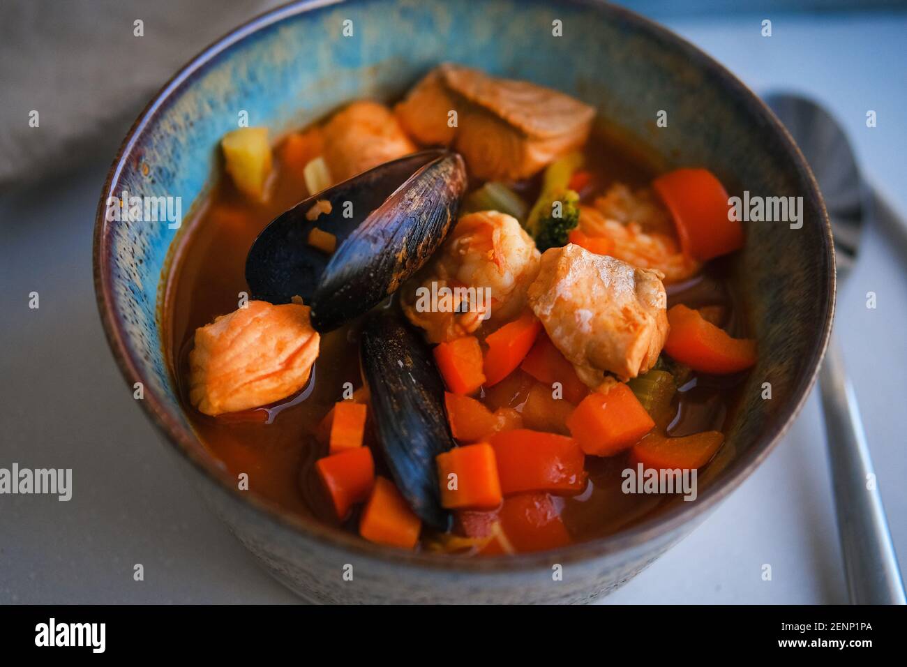 Bol de soupe de fruits de mer frais avec moules Banque D'Images