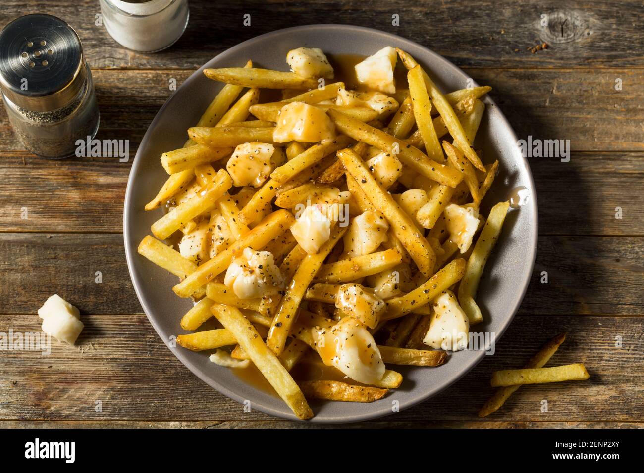 Frites Maison Malsaines De La Poutine Avec Sauce Et Fromage Bordures Photo Stock Alamy
