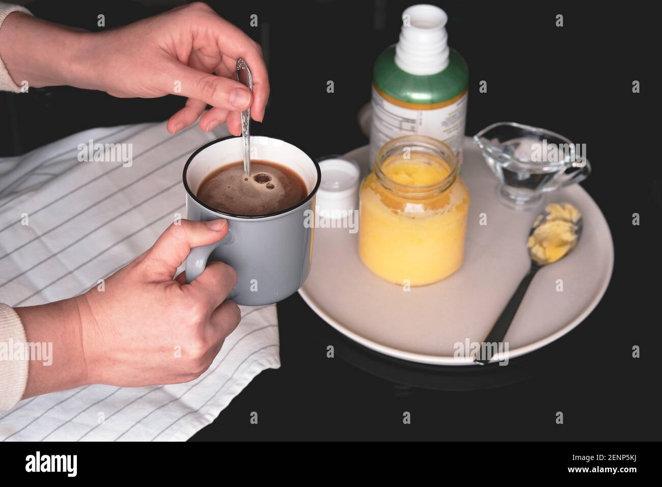 Café à l'épreuve des balles, keto petit-déjeuner préparé avec du beurre et de l'huile MCT Banque D'Images