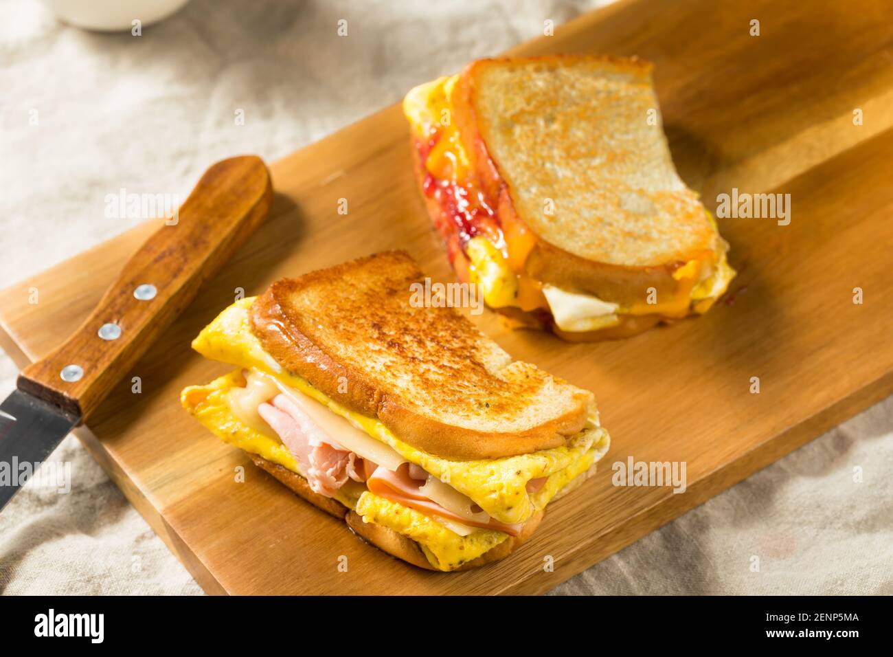 Sandwich-déjeuner fait maison avec un poêle à œufs, jambon, fromage et Bourrage Banque D'Images