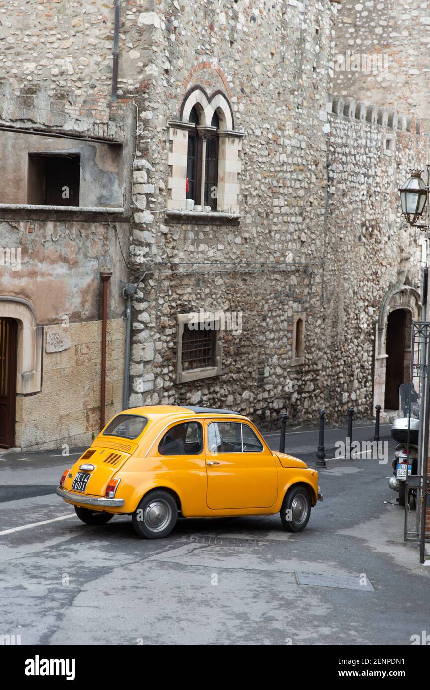 Une Fiat 500 classique dans la rue de la ville De Taormina Banque D'Images