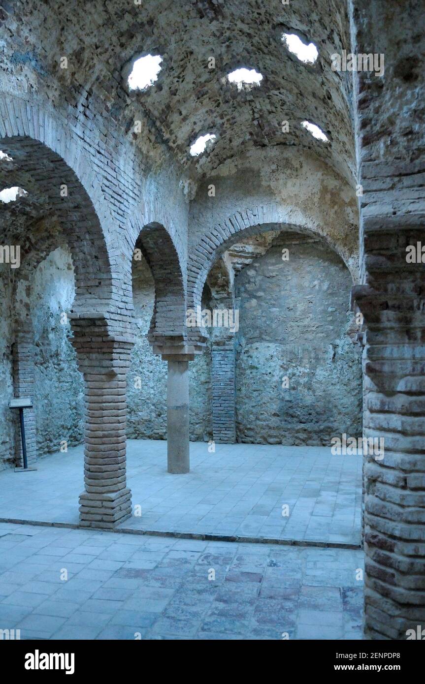 Colonnes et plafond avec évents en forme d'étoile, bains arabes, Ronda, Málaga, Andalousie, Espagne Banque D'Images