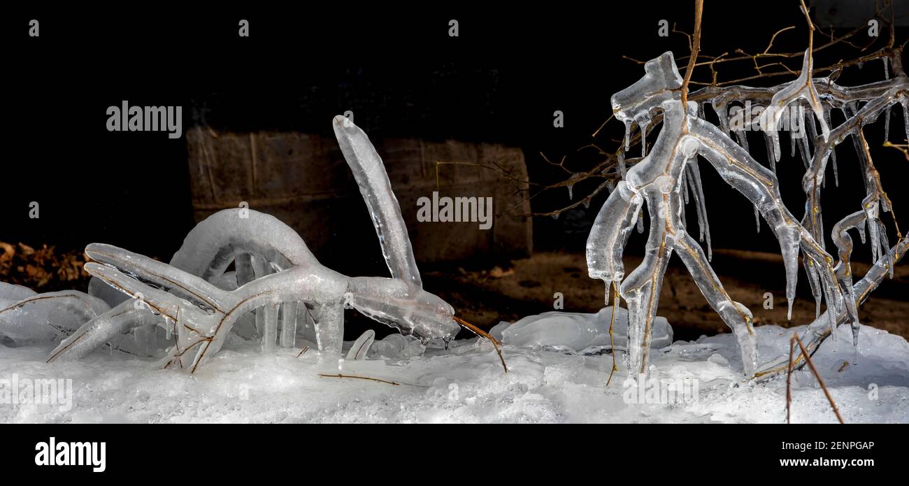 Ambiance hivernale. Un conte de glace sous le balcon. Banque D'Images