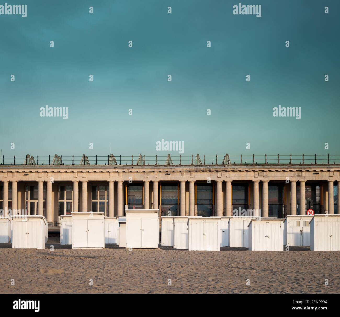 Cabines de plage en face du palais Thermae à Ostende, Belgique. Banque D'Images
