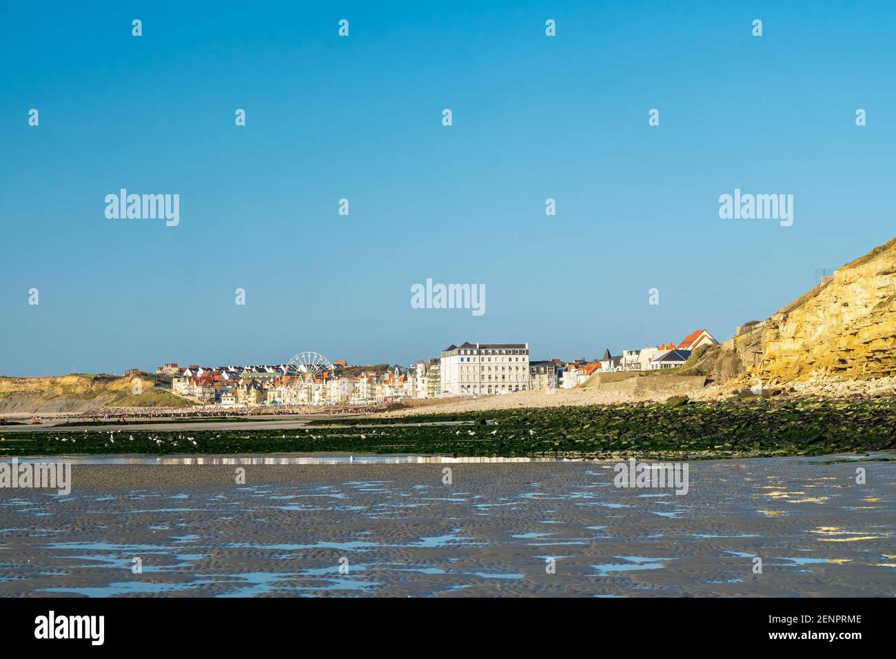 Vue panoramique sur la plage de Wimereux le long de la côte française de l'Opale. Banque D'Images