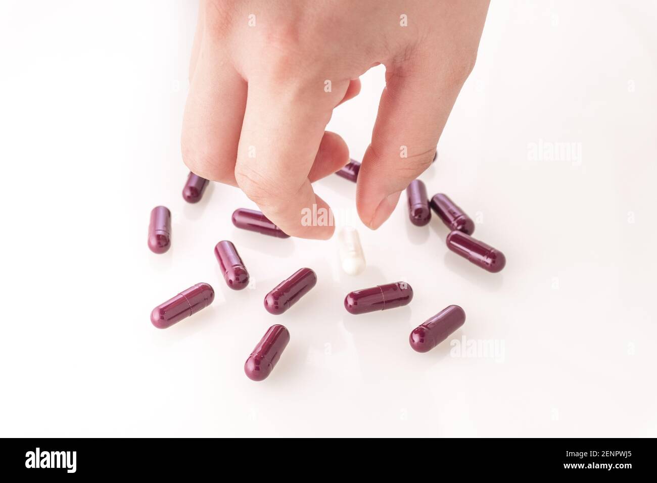 Tenez plusieurs pilules sur fond blanc. Banque D'Images