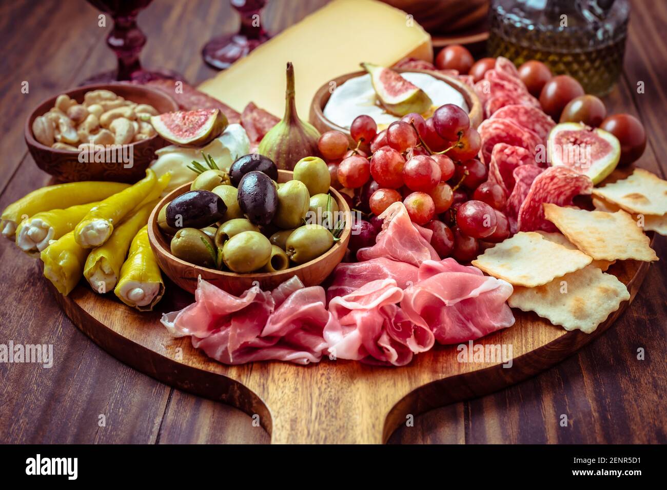 Assiette de charcuterie, antipasti avec assortiment de salami italien,  fromage, camembert et olives sur table en bois Photo Stock - Alamy