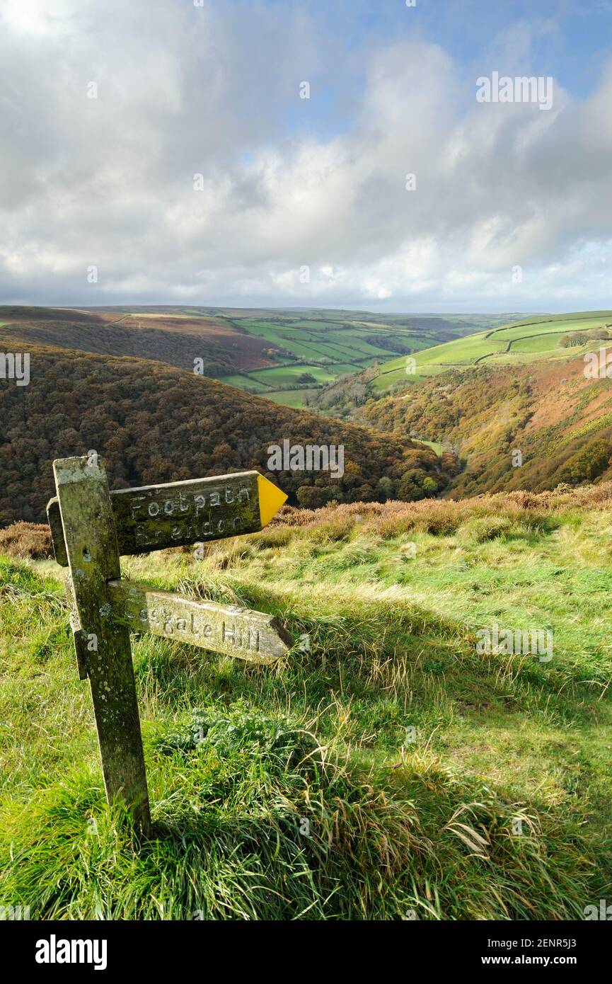 Vue sur la vallée de Doone depuis la porte du comté sur la frontière Somerset/Devon, Exmoor, Royaume-Uni. Banque D'Images