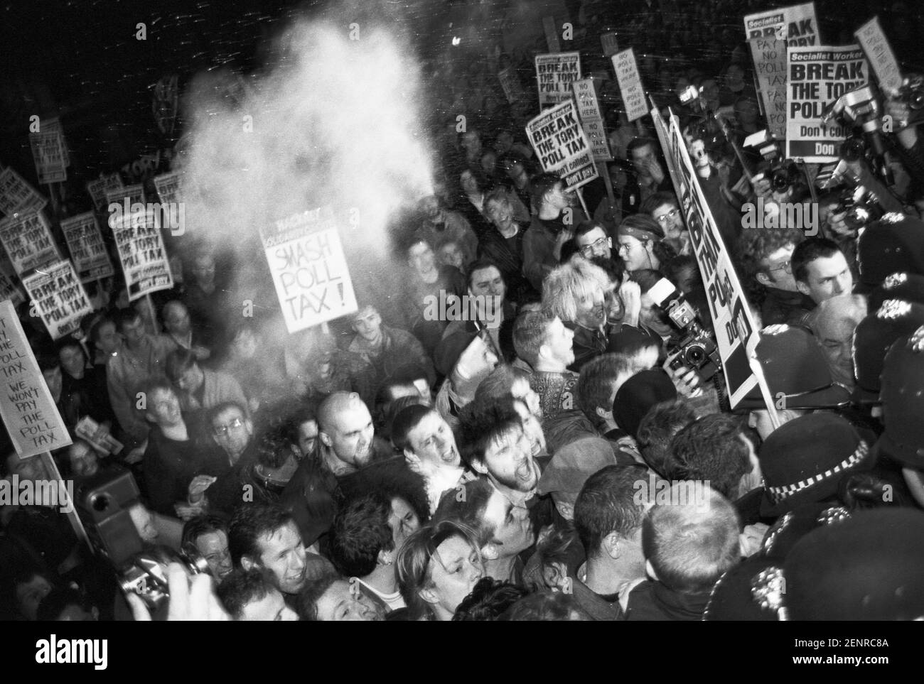 La manifestation contre les impôts des sondages devient violente à l'extérieur de la mairie de Hackney, Mare Street, Londres, le 8 mars 1990. Banque D'Images