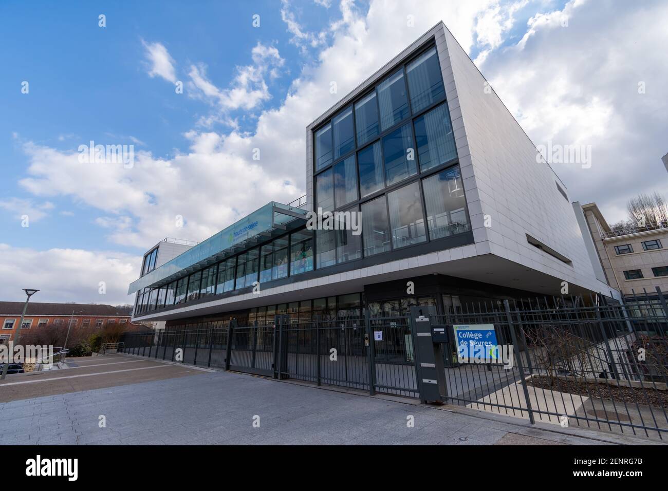 Sèvres, France - 26 février 2021 : vue extérieure du collège de Sèvres (sections internationales) Banque D'Images