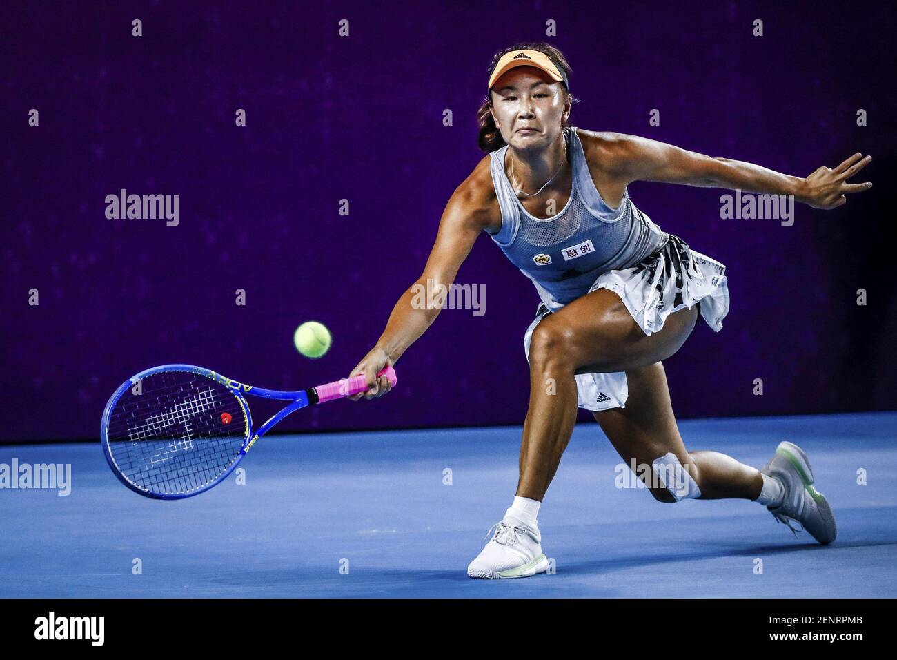 Joueur de tennis professionnel chinois Peng Shuai joue contre le joueur de tennis  serbe Nina Stojanovic lors de la deuxième ronde de WTA Guangzhou 2019  Ouvert dans la ville de Guangzhou, province