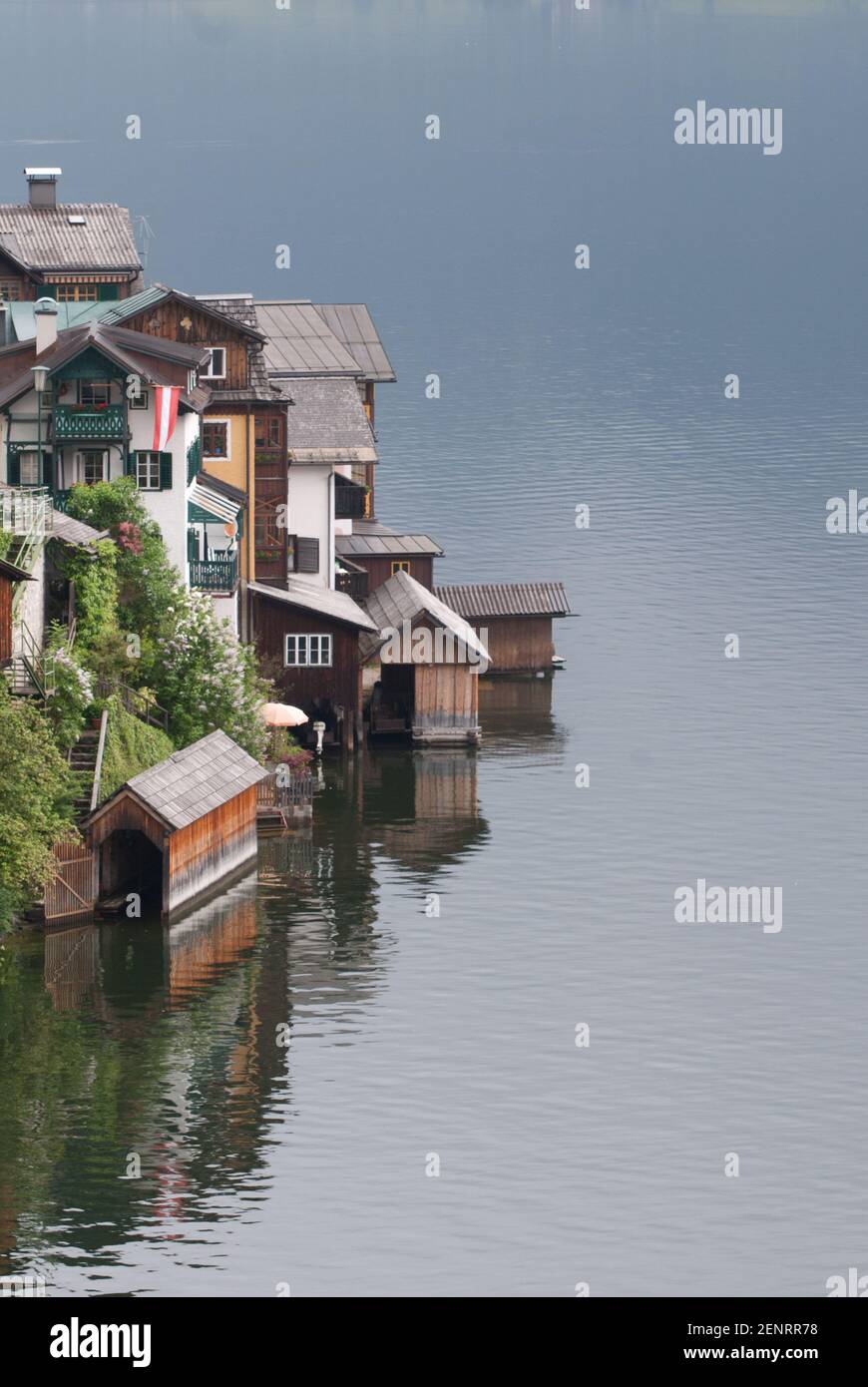 rive du lac avec maisons et bateaux-maisons sur le lac Hallstatt, Hallstatt, Autriche Banque D'Images