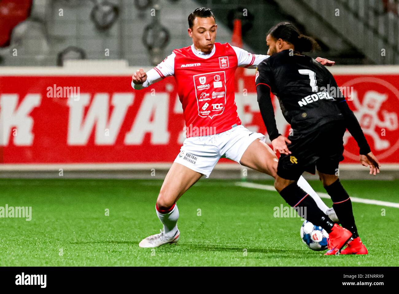 MAASTRICHT, PAYS-BAS - FÉVRIER 26 : Gaston Salasiwa de MVV Maastricht, Rashaan Fernandes de SC Telstar pendant le match hollandais de Keukenkampioendivisiie Banque D'Images