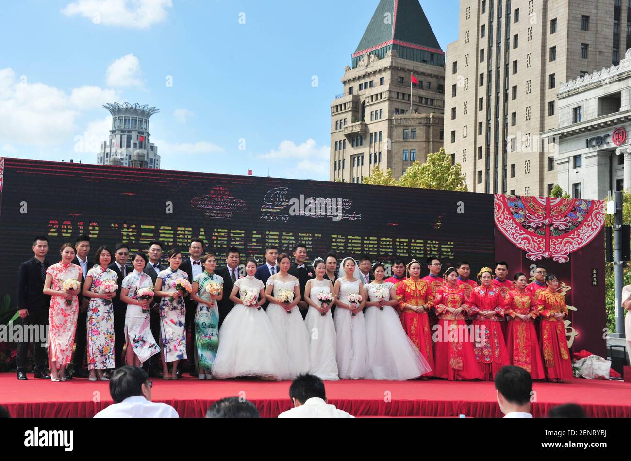 15 couples ont organisé des mariages de groupe au bord du fleuve Huangpu pour célébrer le 70e anniversaire de la fondation de la RPC à Shanghai, Chine, le 19 septembre 2019. (Photo de Yang Jianzheng - Imaginechina/Sipa USA) Banque D'Images