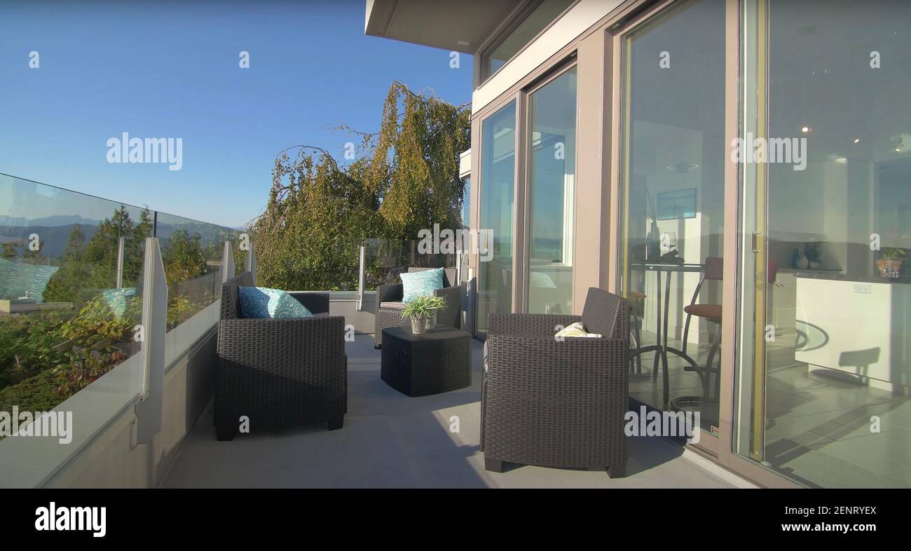 Terrasse luxueuse avec balcon décoratif et vue naturelle à l'extérieur d'un manoir moderne. Concept d'architecture et de conception. Banque D'Images