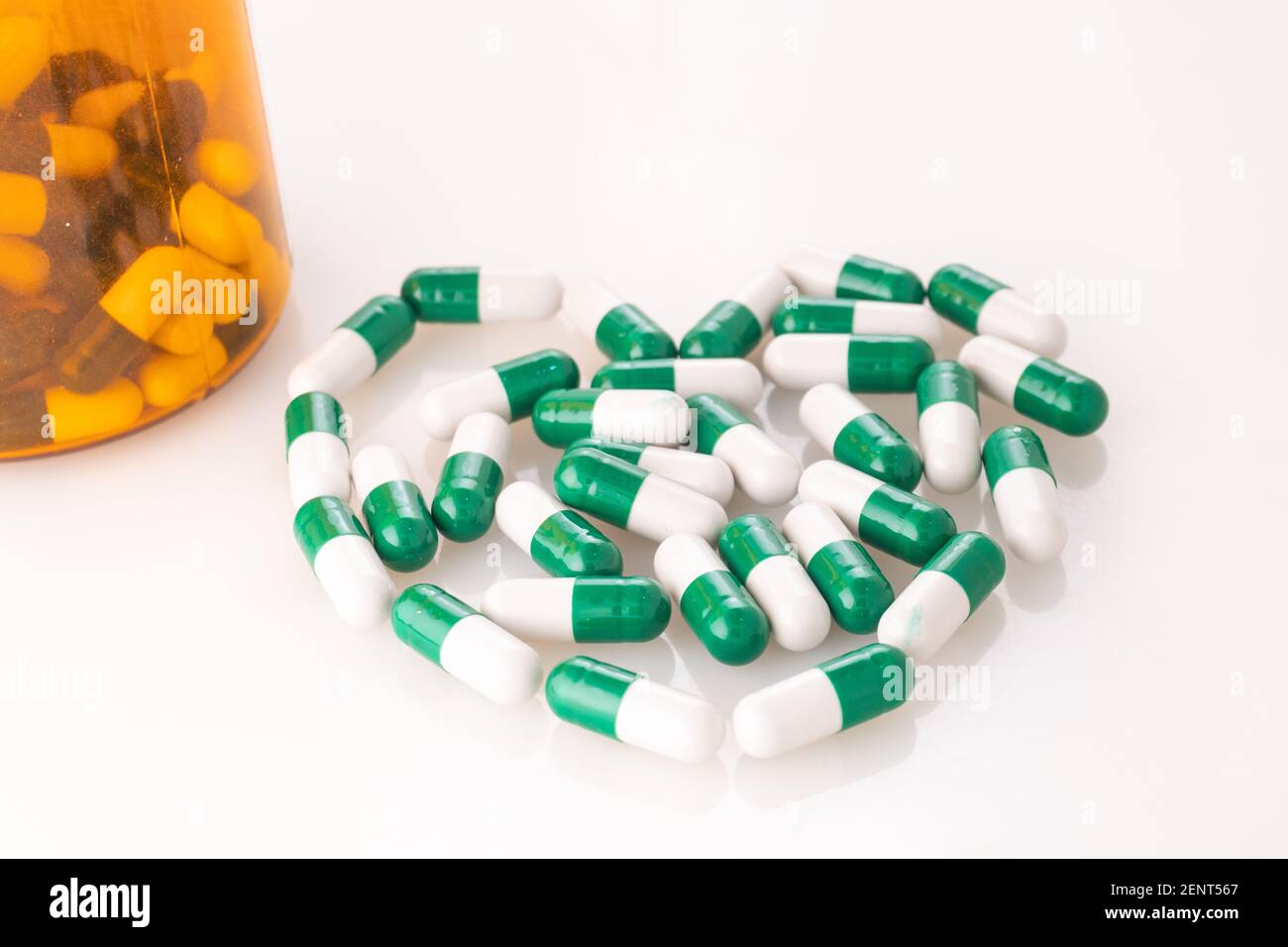 Beaucoup de pilules sur fond blanc. Banque D'Images