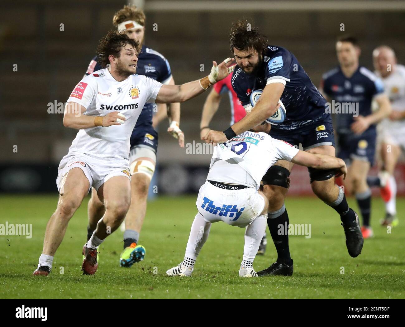 Solde l'humeur de Jager de Sharks est affrontée par Joe Simmonds des chefs Exeter et Alec Hepburn (à gauche) des chefs Exeter lors du match Gallagher Premiership au stade AJ Bell, à Barton-upon-Irwell. Date de la photo : vendredi 26 février 2021. Banque D'Images