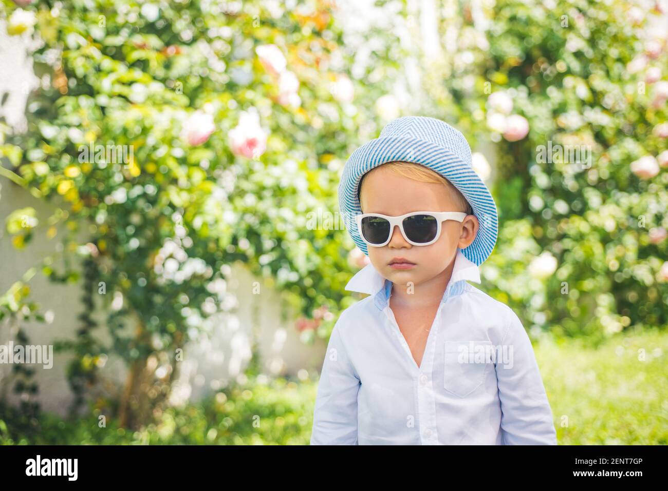 Adorable enfant sympa garçon dans des lunettes de soleil à l'extérieur.  Mode pour enfants. Enfants boss Photo Stock - Alamy