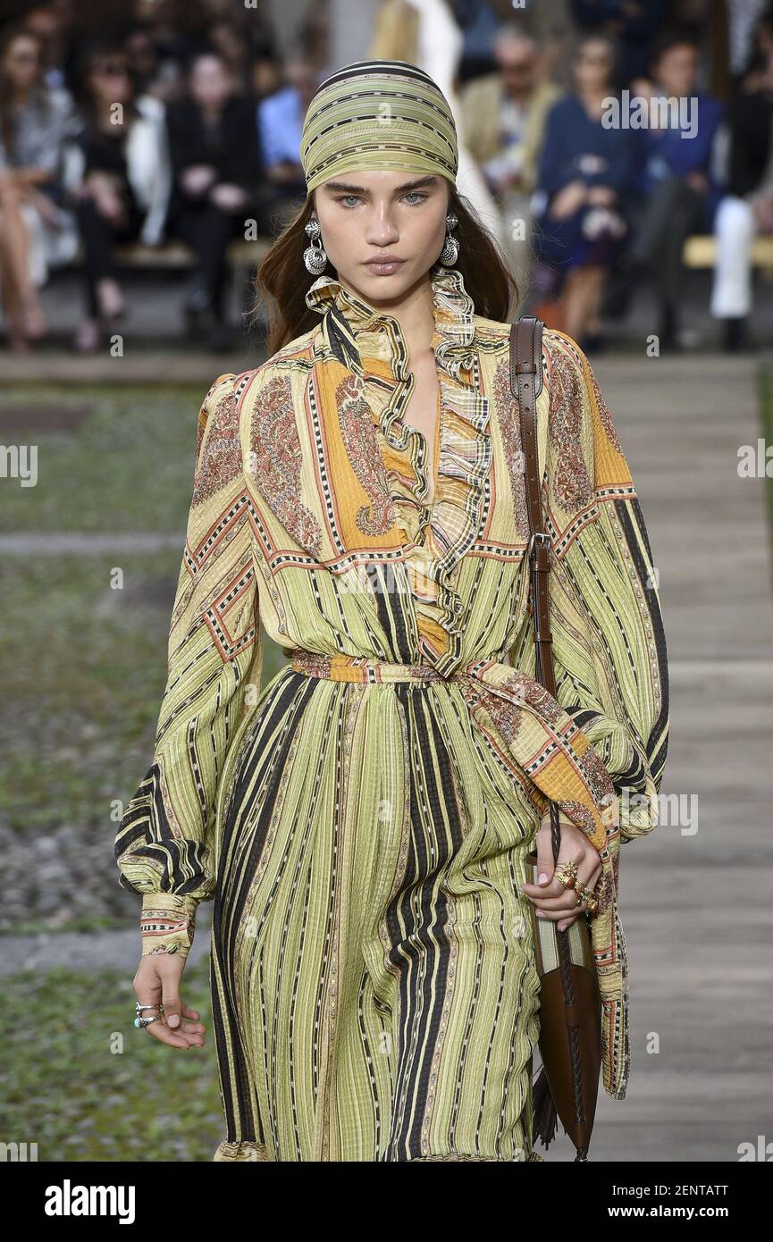 Mannequin marchant sur la piste Etro Fashion Show pendant la semaine de la  mode de Milan vêtements pour femmes Printemps / été 2020 tenu à Milan,  Italie le 20 septembre 2019. (Photo