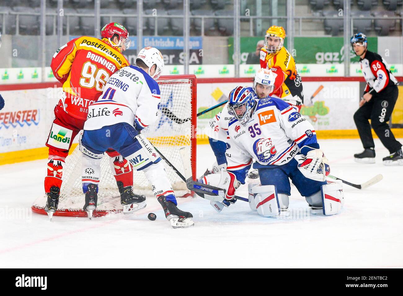 02/26/2021, Biel, Tissot Arena, Ligue nationale: EHC Biel-Bienne - ZSC Lions, opération devant le gardien de but 35 Ludovic Waeber (ZSC) (Suisse/Allemagne/Autriche/Croatie OUT) Banque D'Images