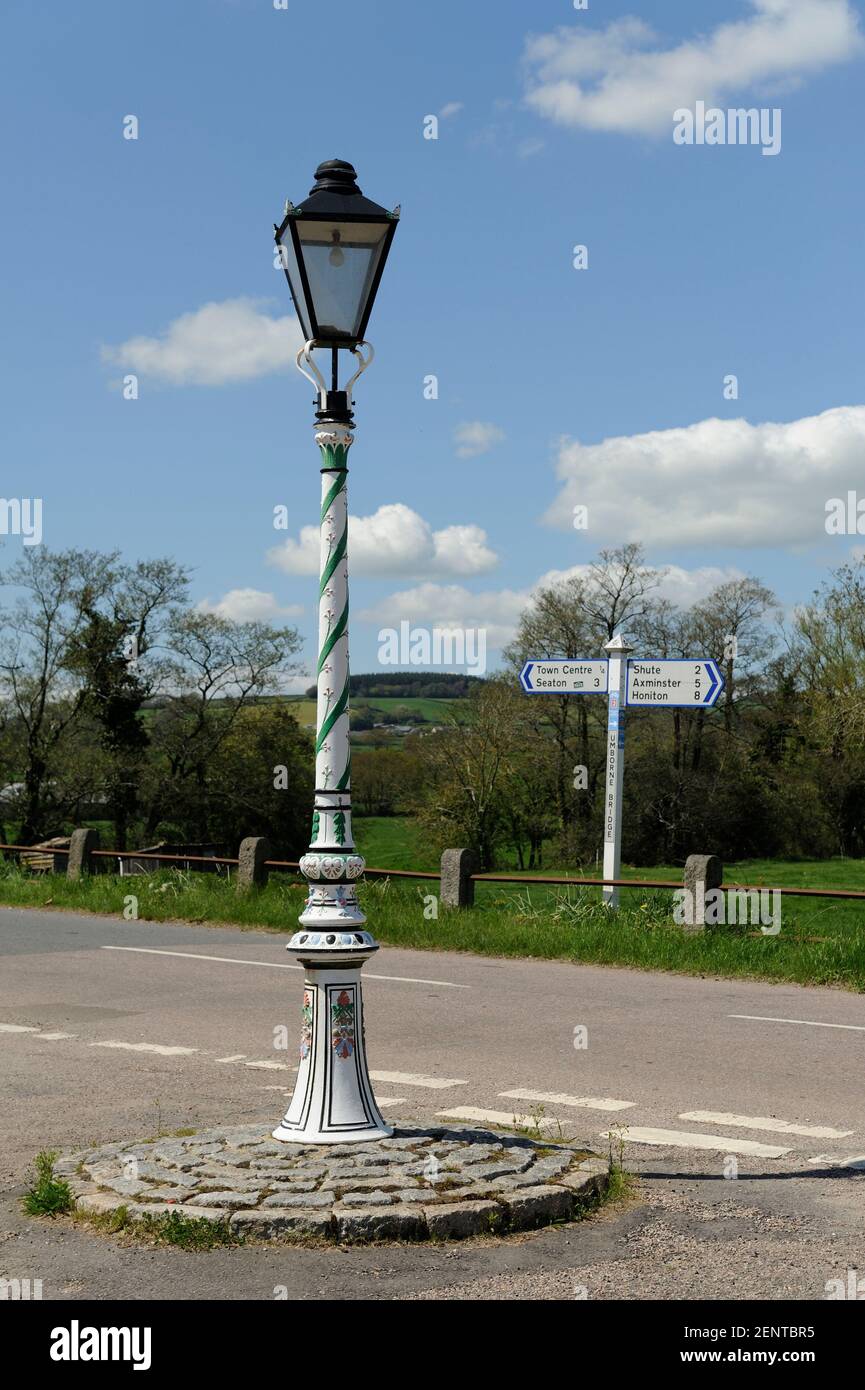 Un lampadaire au débarquement dans le village de Colyton, Devon, Royaume-Uni. Banque D'Images