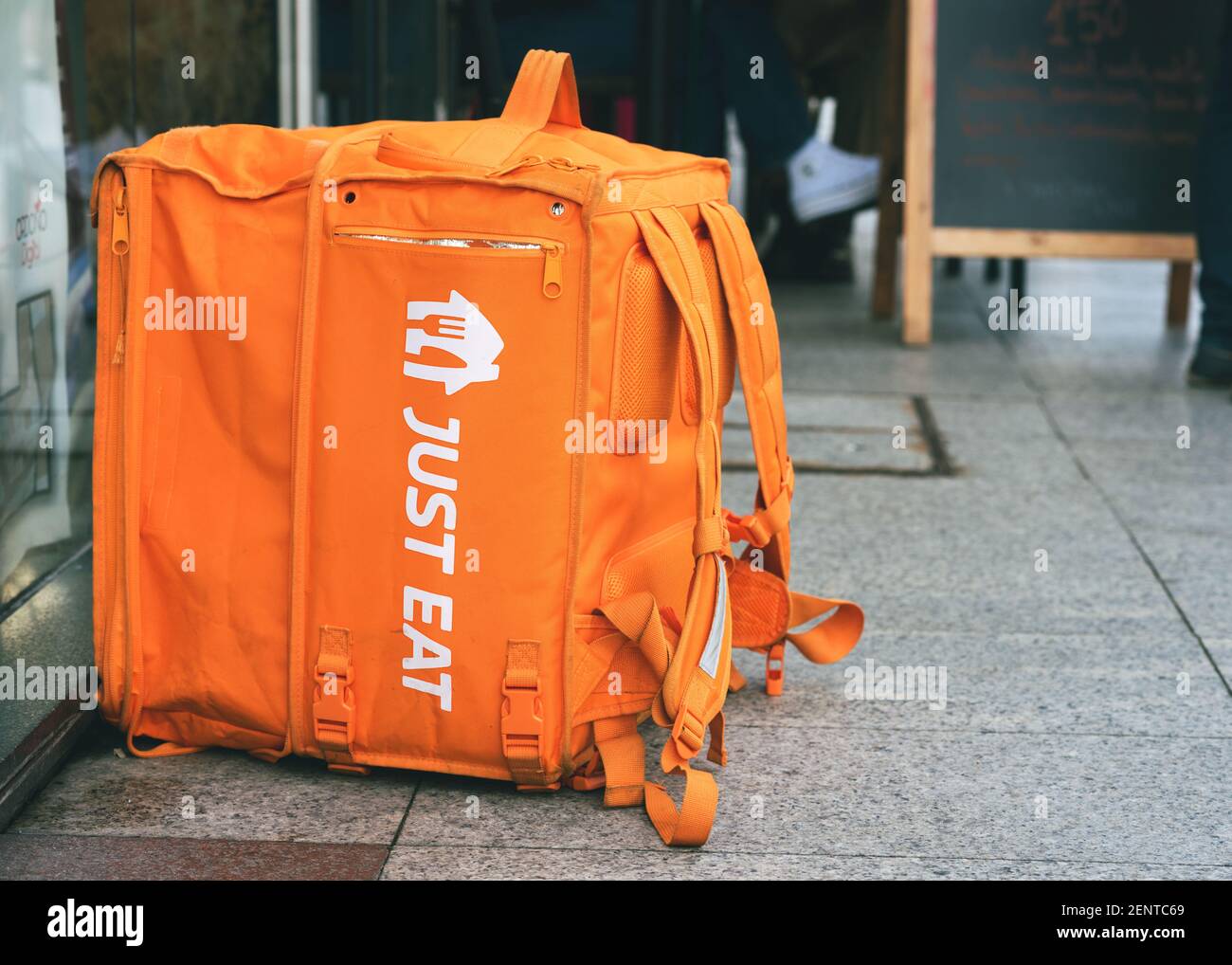 Il suffit de manger le sac de livraison dans la rue.commande de nourriture en ligne et service de livraison Banque D'Images Il suffit de manger le sac de livraison dans la rue.commande de nourriture en ligne et service de livraison Banque D'Images
