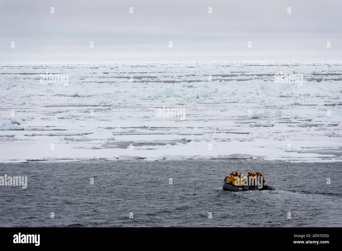 Touristes sur des bateaux gonflables explorant le Polar Ice Cap, 81au nord de Spitsbergen, Norvège. Banque D'Images