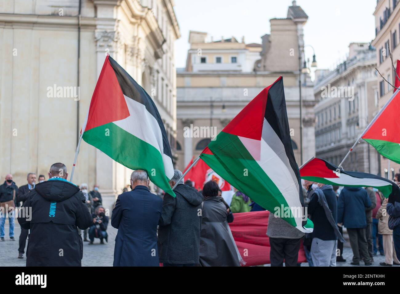 Rome, Italie. 26 février 2021. Rome Vendredi 26 février: piazza S. Silvestro vaccins sit-in POUR LA PALESTINE - débloquer les vaccins pour la population active. Vacciner les prisonniers politiques dans les prisons israéliennes. Proumove la Communauté palestinienne de Rome et du Latium. Crédit : Agence photo indépendante/Alamy Live News Banque D'Images