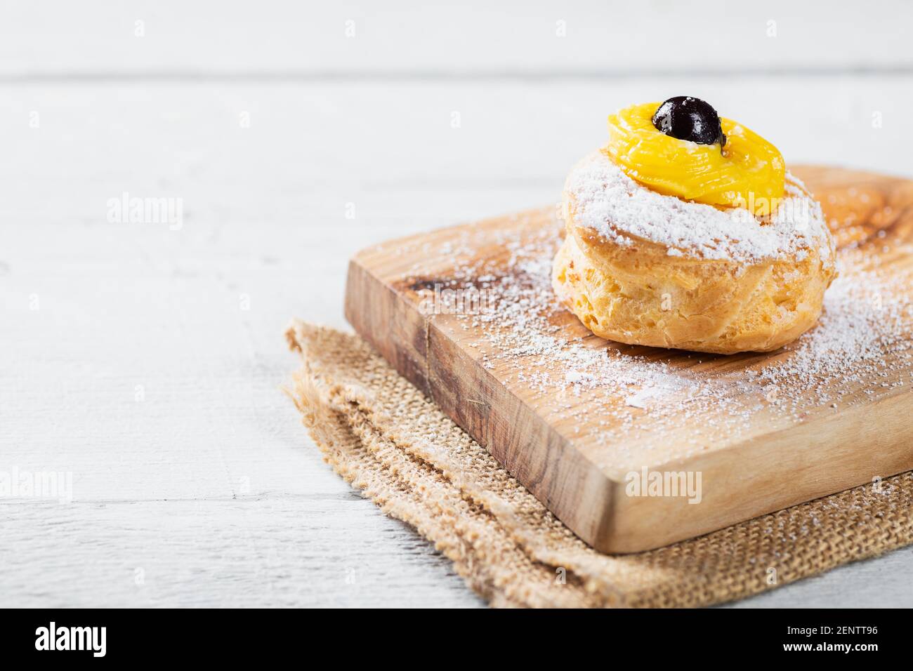 Zeppole maison de Saint Joseph sur un panneau rustique Banque D'Images