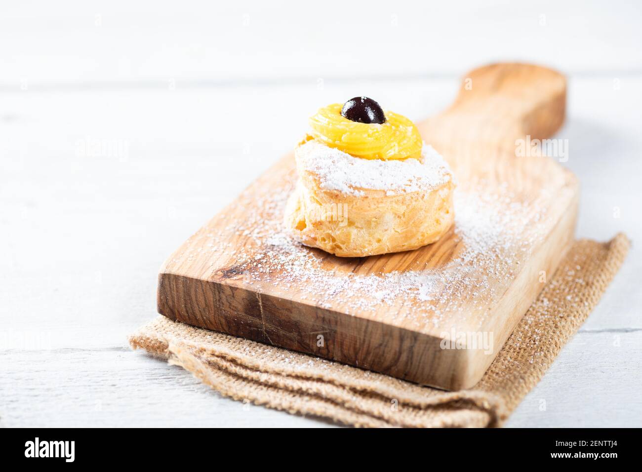 Zeppole maison de Saint Joseph sur un panneau rustique Banque D'Images