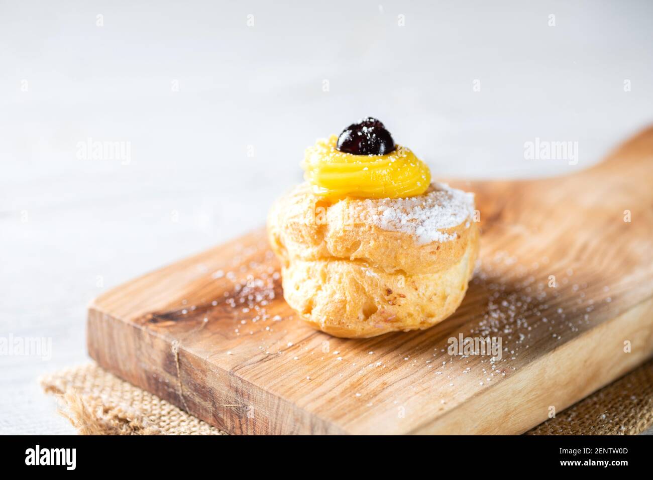 Zeppole maison de Saint Joseph sur un panneau rustique Banque D'Images