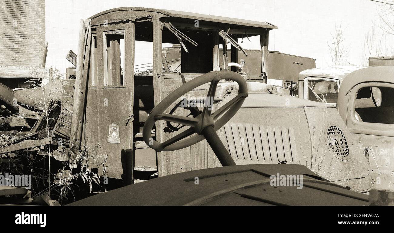 Extérieur d'un vieux camion de Mack antique, Wilkes barre, Pennsylvanie, États-Unis. Wyoming Valley. Luzerne County.Mack Trucks, Inc., est une société américaine de fabrication de camions et un ancien fabricant d'autobus et de trolleybus. Fondée en 1900 sous le nom de Mack Brothers Company, elle fabrique son premier camion en 1907 et adopte son nom actuel en 1922. Banque D'Images