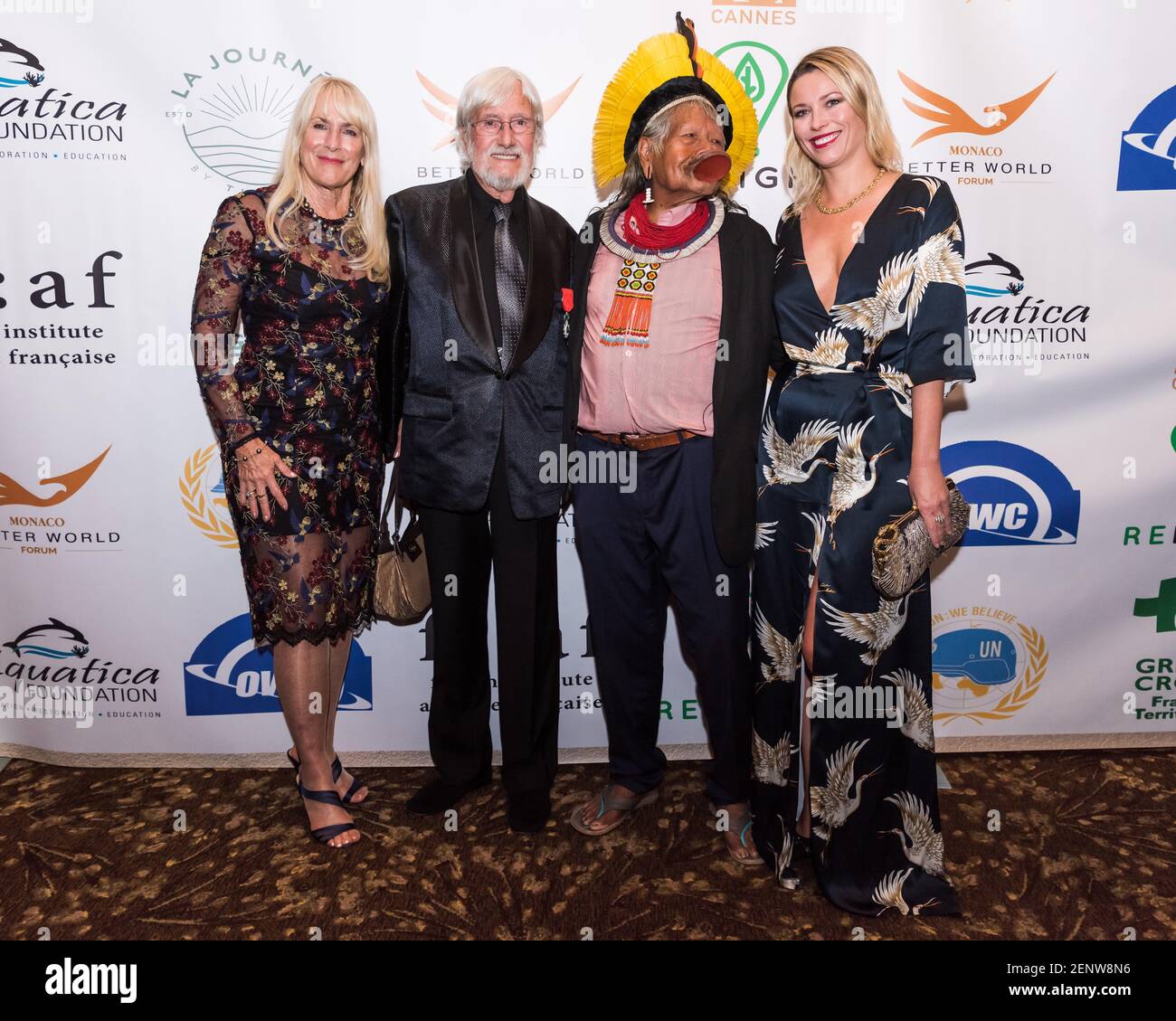 Jean-Michel Cousteau (milieu) avec l'épouse Nancy Marr et le chef Raoni  Metuktyre au dîner de gala DU MONACO Better World au Westin Grand Central à  New York le 22 septembre 2019 Photo