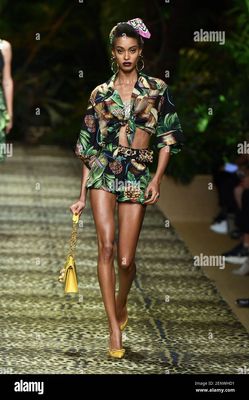 Modèle Samile Bermannelli marche sur la piste Dolce Gabbana Fashion Show  pendant la semaine de la mode de Milan vêtements pour femmes Printemps / été  2020 tenu à Milan, Italie le 22