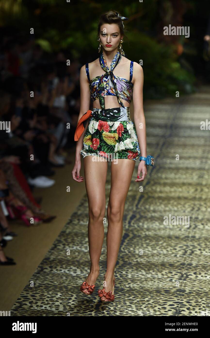 Mod le Lea Petanovic marchant sur la piste Dolce Gabbana Fashion
