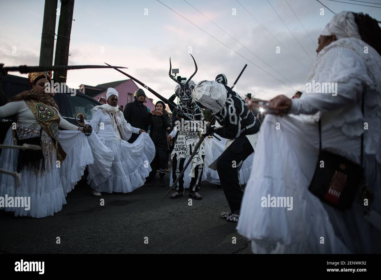 Skull and Bones Gang avec les sept Sœurs mystiques dans les rues de la Nouvelle-Orléans mardi gras matin à l'aube. Banque D'Images