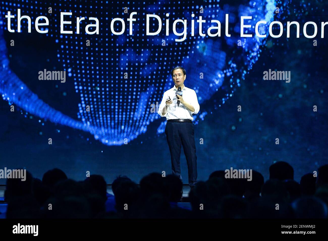Daniel Zhang ou Zhang Yong, PDG d'Alibaba Group, une société de portefeuille multinationale chinoise spécialisée dans le commerce électronique, la vente au détail, l'Internet et la technologie, prononce un discours sur l'avenir d'Alibaba lors de la conférence Apsara 2019 à Hangzhou, dans la province de Zhejiang en Chine orientale, du 25 au 22 septembre 2019. Banque D'Images