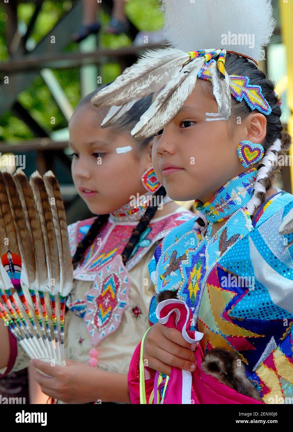 Les enfants dansent dans un événement tribal Powow en Amérique du Nord Banque D'Images