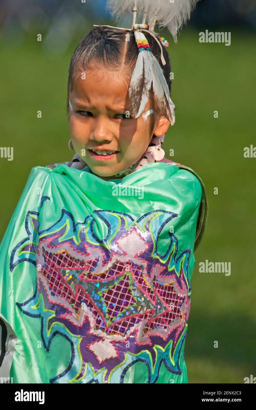 Les enfants dansent dans un événement tribal Powow en Amérique du Nord Banque D'Images