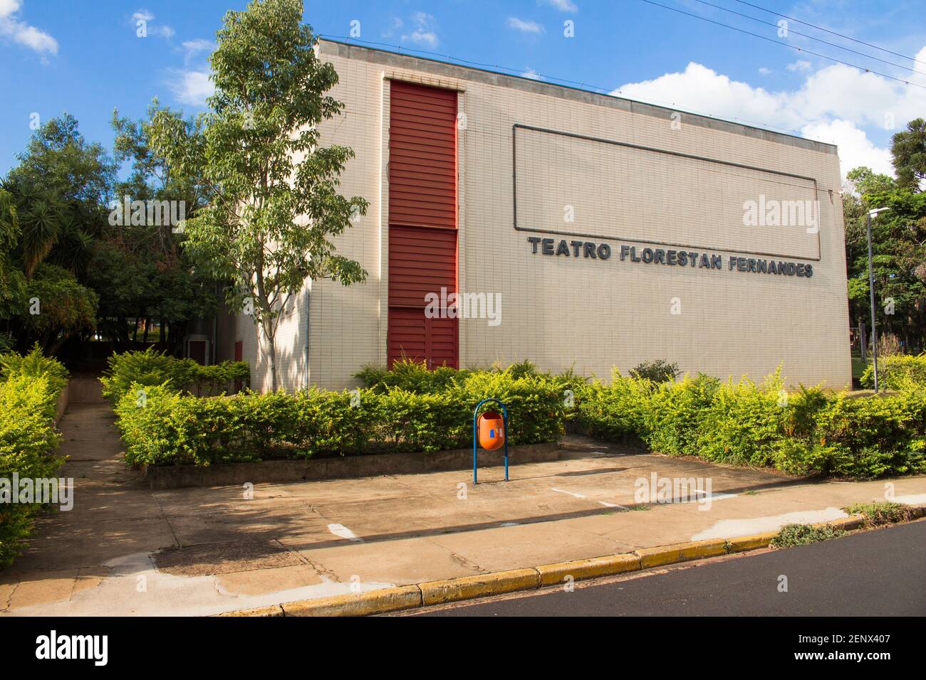 Sao Carlos, SP, Brésil - Fév 25 2021: 'Teatro Florestan Fernandes' ou 'Florestan Fernandes Theatre' à l'UFSCar Banque D'Images