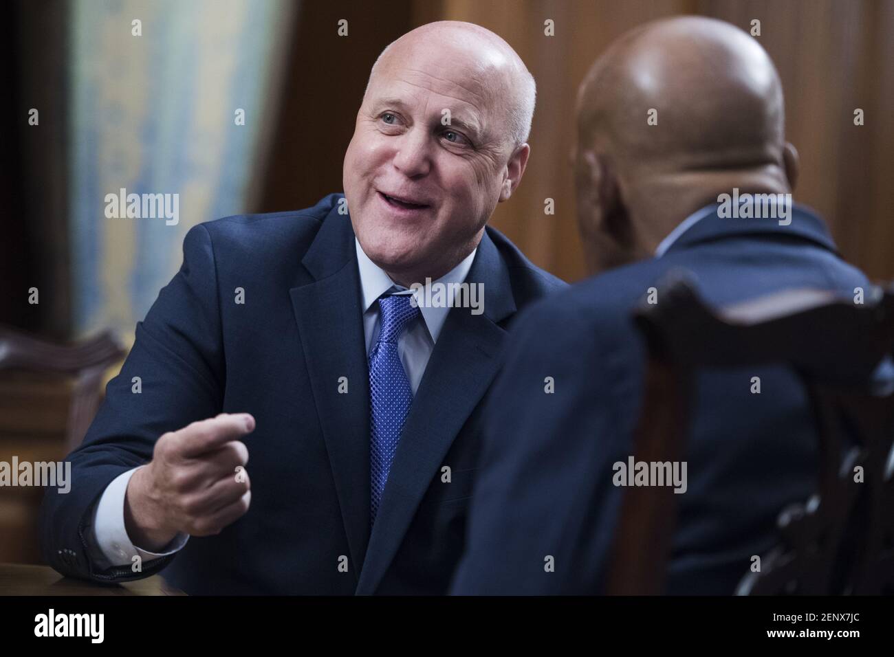 ÉTATS-UNIS - 27 SEPTEMBRE : Mitch Landrieu, ancien maire de la Nouvelle- Orléans, et John Lewis, député de Géorgie, organisent une réunion dans la  salle CapitolÕs Rayburn lors des derniers votes de la