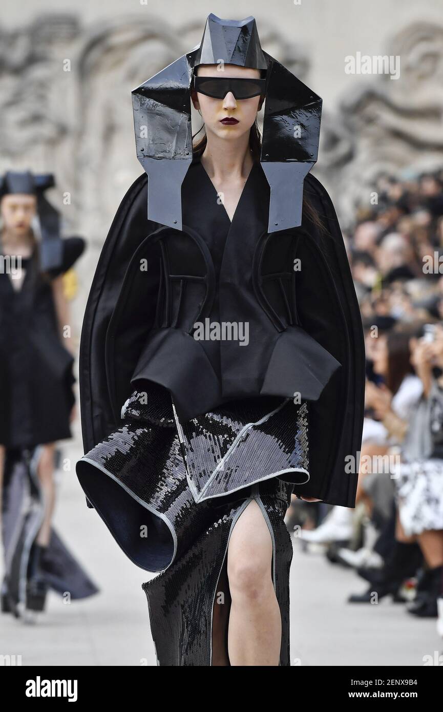 Mannequin marchant sur la piste pendant le salon Rick Owens prêt à porter  Printemps/été 2020, dans le cadre de la semaine de la mode de Paris, le 26  septembre 2019 à Paris,