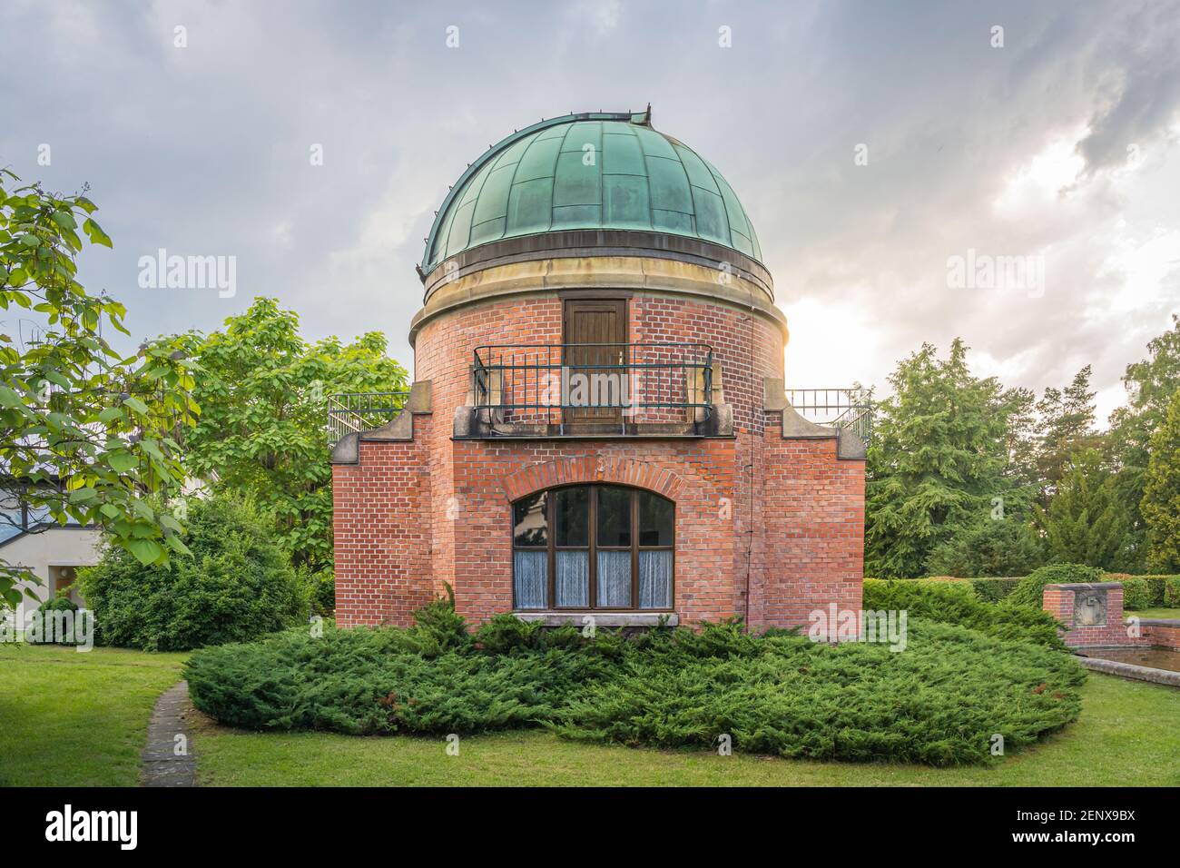 Ancien bâtiment historique de l'observatoire de l'institut d'astronomie d'Ondrejov. Observatoire télescope spatial profond. Ondrejov, république tchèque. Banque D'Images