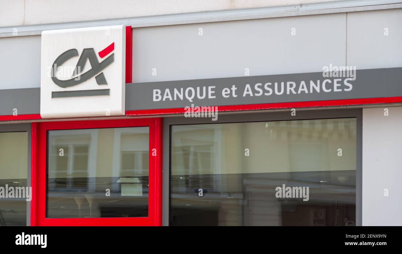 Chaville, France - 26 février 2021 : détail de la façade d'une succursale du crédit agricole d'Ile de France Banque D'Images