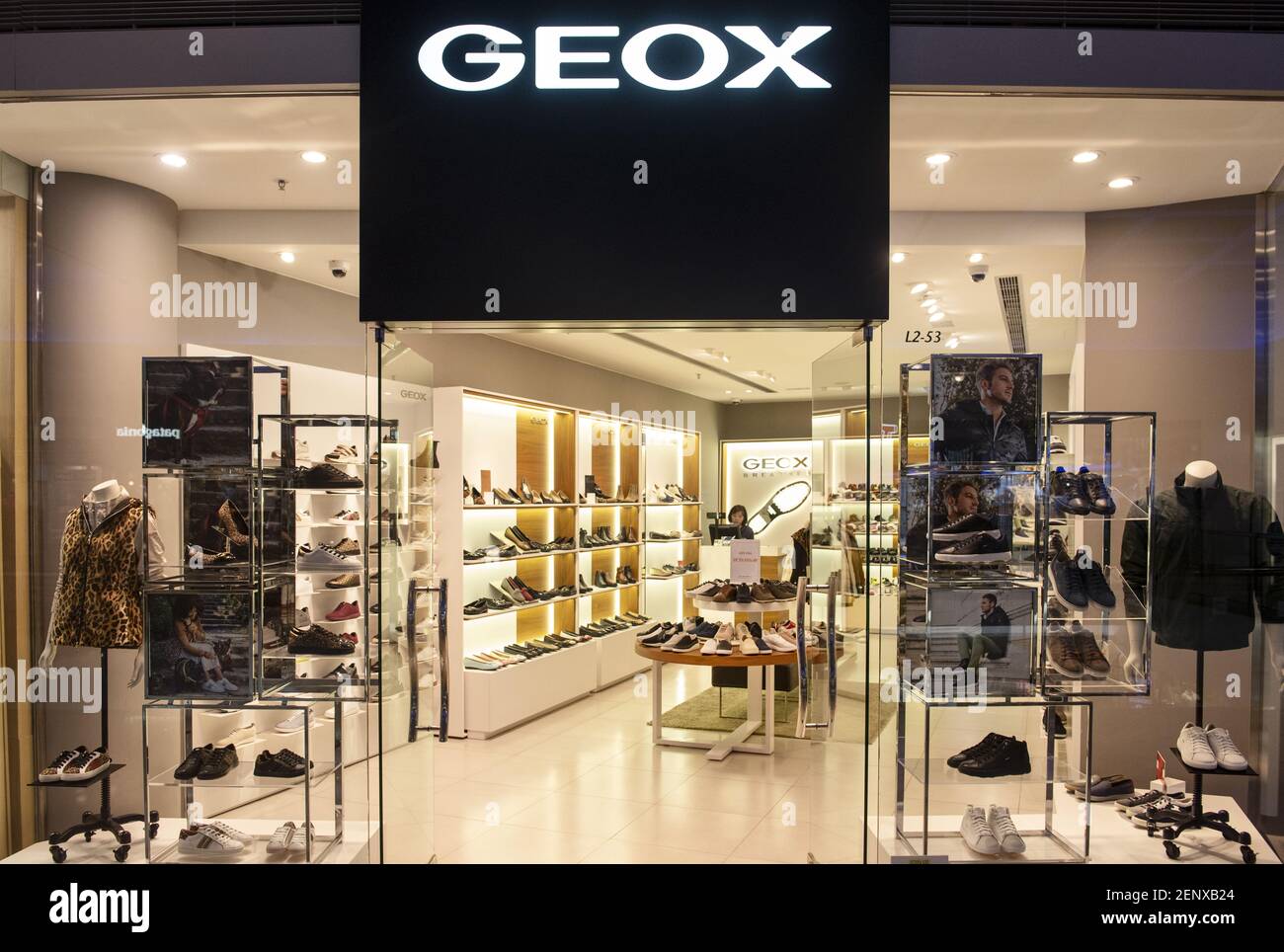 Magasin Geox de la marque italienne de chaussures vu dans le centre  commercial de Hong Kong. (Photo de Budrul Chukrut / SOPA Images/Sipa USA  Photo Stock - Alamy