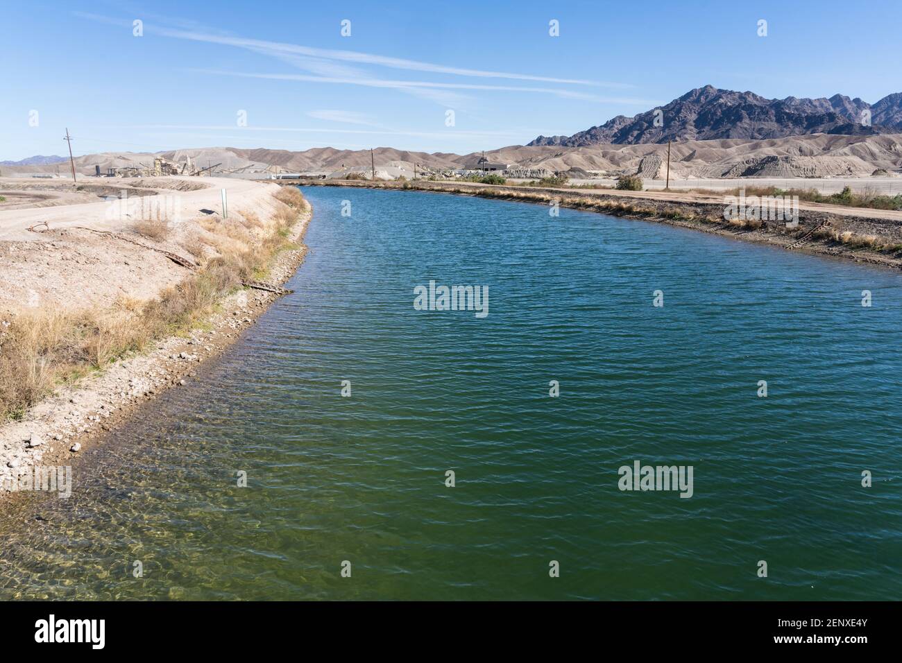 Le canal Mohawk de Wellton fait partie du district d'irrigation de Yuma, qui fournit de l'eau du fleuve Colorado pour l'agriculture à Yuma, en Arizona. Banque D'Images