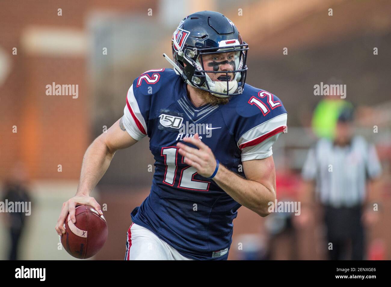 28 septembre 2019 : le quarterback Liberty Flames Stephen Calvert (12) s'enchaîne du backfield pendant l'action de football de la NCAA entre les Lobos du Nouveau-Mexique et les Liberty Flames au stade Williams à Lynchburg, va. Jonathan Huff/CSM/Sipa USA.(Credit image: & copy; Jonathan Huff/CSM/Sipa USA) Banque D'Images